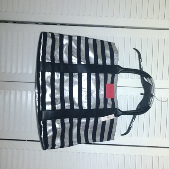 Victoria's Secret's weekender bag quite large! - Picture 1 of 3